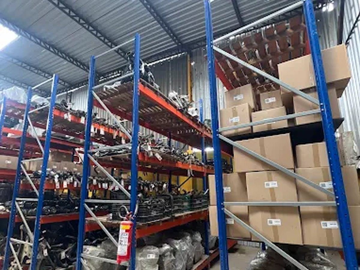 Detalhe de veículo premium no estoque